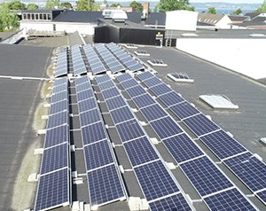 Solceller på fabrikstaket för egen energi